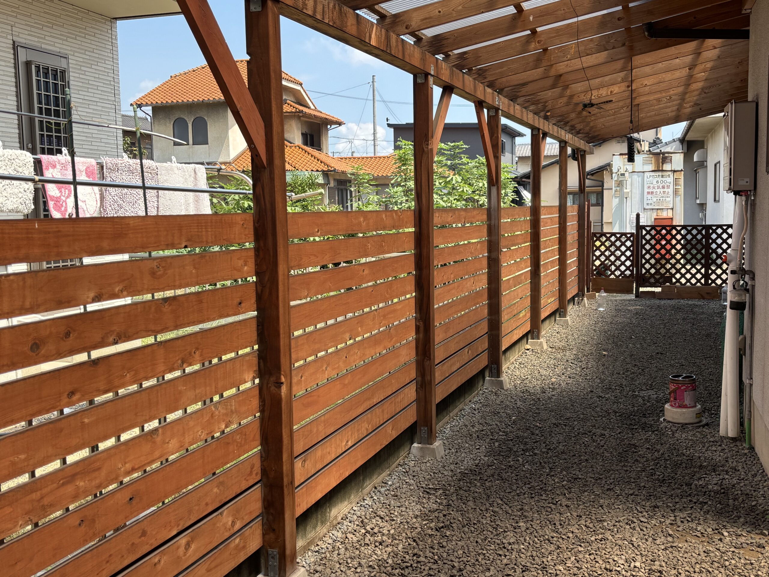屋根付きドッグランを併設しています